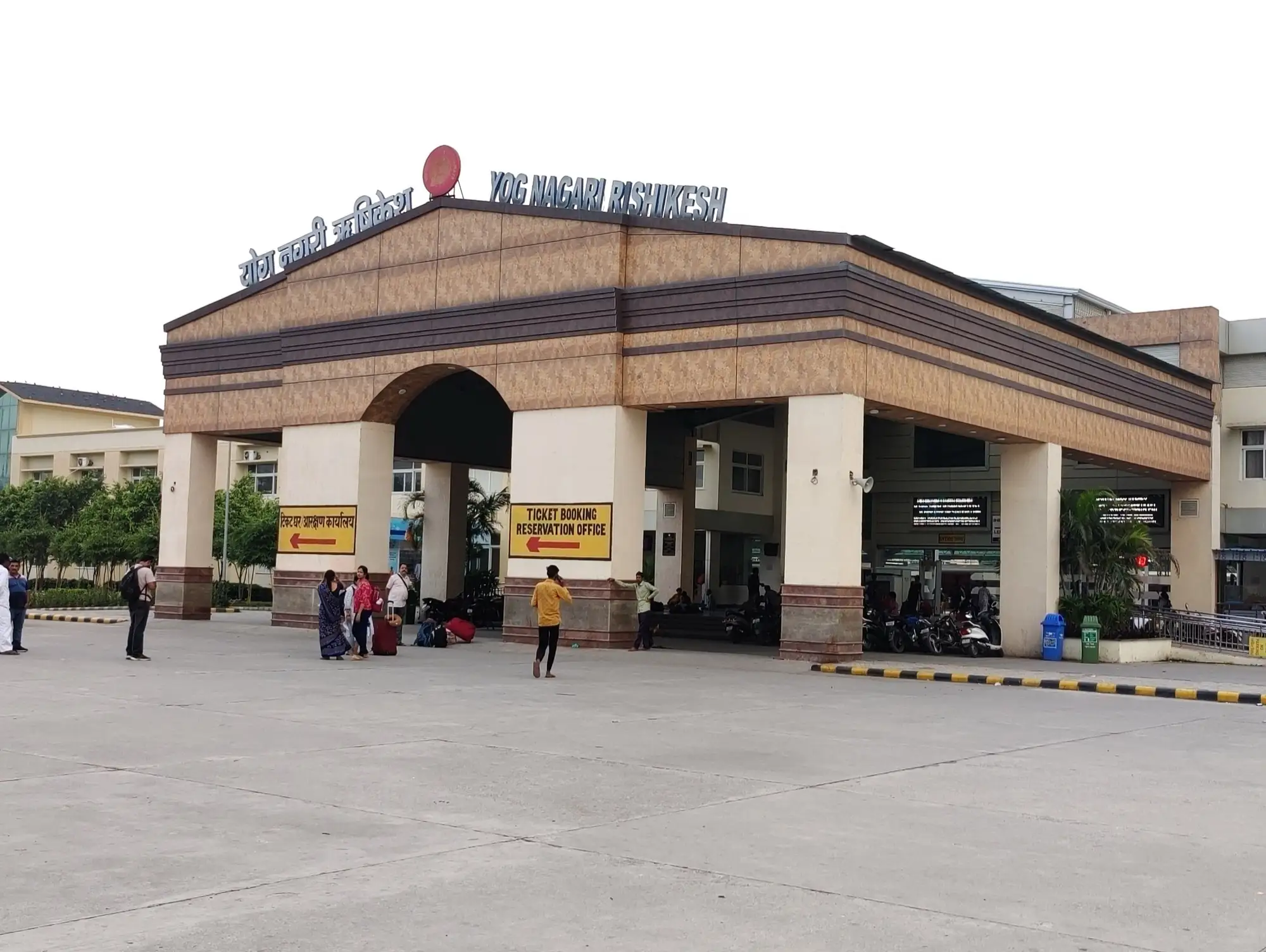 The front of Yog Nagari Rishikesh railway station